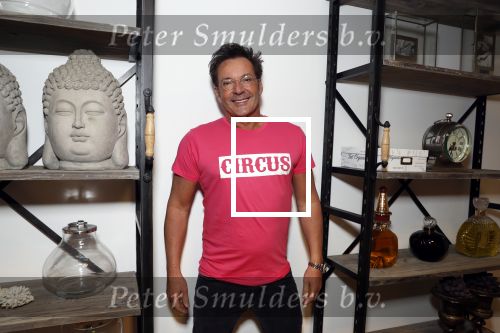 de Kwakel 23 maart 2018
Gerard Joling met nieuwe t shirts op kantoor van Entertainment.nl
