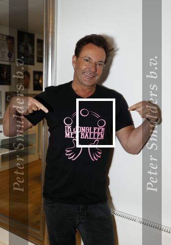 de Kwakel 23 maart 2018
Gerard Joling met nieuwe t shirts op kantoor van Entertainment.nl