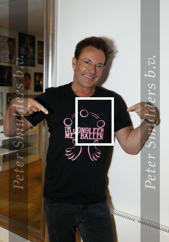 de Kwakel 23 maart 2018
Gerard Joling met nieuwe t shirts op kantoor van Entertainment.nl