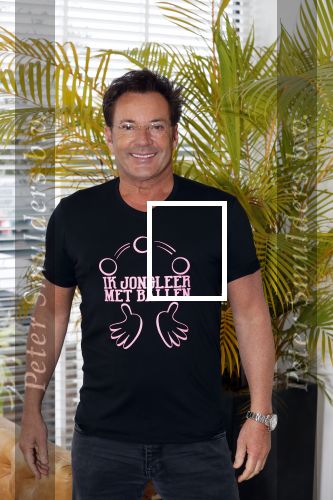 de Kwakel 23 maart 2018
Gerard Joling met nieuwe t shirts op kantoor van Entertainment.nl