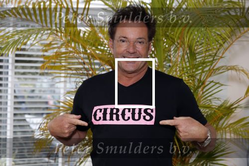 de Kwakel 23 maart 2018
Gerard Joling met nieuwe t shirts op kantoor van Entertainment.nl