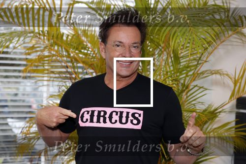 de Kwakel 23 maart 2018
Gerard Joling met nieuwe t shirts op kantoor van Entertainment.nl