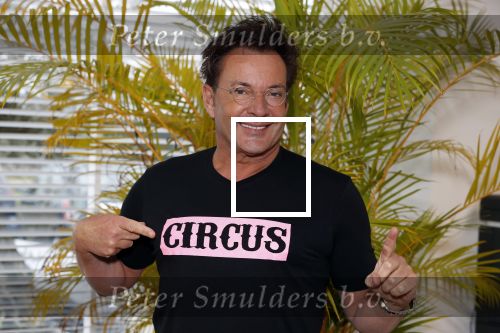 de Kwakel 23 maart 2018
Gerard Joling met nieuwe t shirts op kantoor van Entertainment.nl