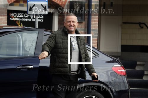 Amsterdam 4 april 2018 
Gordon stapt uit zijn mercedes SUV > Hij is veel kg afgevallen