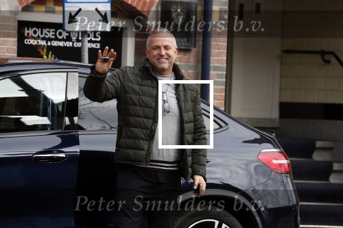 Amsterdam 4 april 2018 
Gordon stapt uit zijn mercedes SUV > Hij is veel kg afgevallen