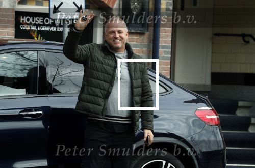 Amsterdam 4 april 2018 
Gordon stapt uit zijn mercedes SUV > Hij is veel kg afgevallen