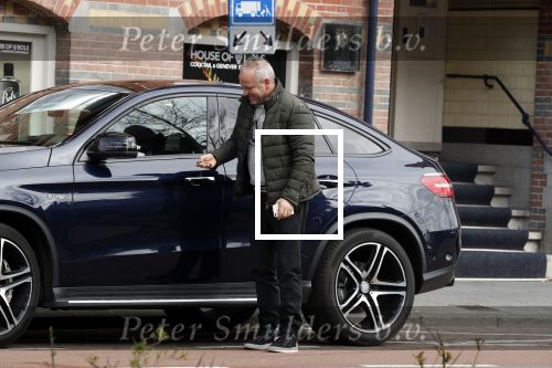 Amsterdam 4 april 2018 
Gordon stapt uit zijn mercedes SUV > Hij is veel kg afgevallen