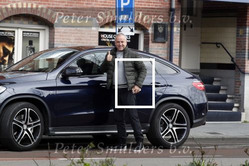 Amsterdam 4 april 2018 
Gordon stapt uit zijn mercedes SUV > Hij is veel kg afgevallen