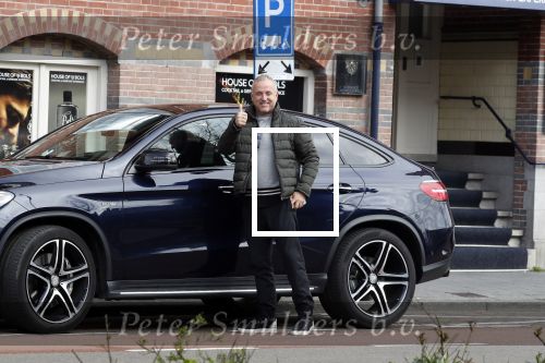 Amsterdam 4 april 2018 
Gordon stapt uit zijn mercedes SUV > Hij is veel kg afgevallen