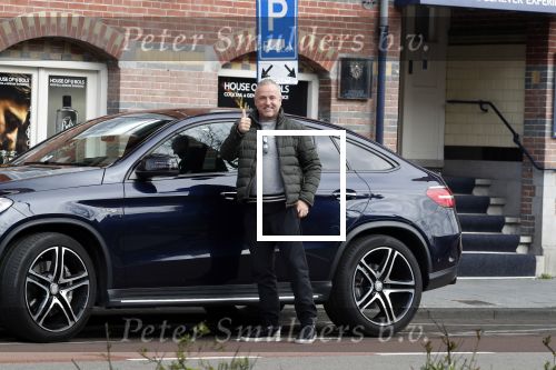 Amsterdam 4 april 2018 
Gordon stapt uit zijn mercedes SUV > Hij is veel kg afgevallen