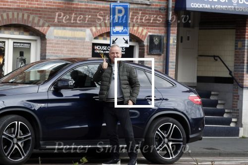 Amsterdam 4 april 2018 
Gordon stapt uit zijn mercedes SUV > Hij is veel kg afgevallen