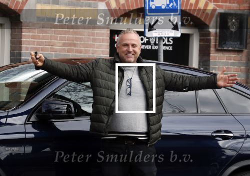 Amsterdam 4 april 2018 
Gordon stapt uit zijn mercedes SUV > Hij is veel kg afgevallen