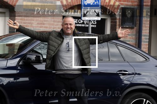 Amsterdam 4 april 2018 
Gordon stapt uit zijn mercedes SUV > Hij is veel kg afgevallen