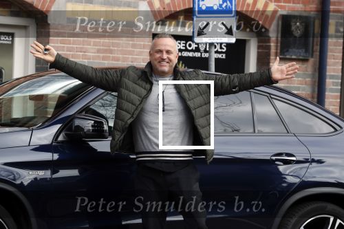 Amsterdam 4 april 2018 
Gordon stapt uit zijn mercedes SUV > Hij is veel kg afgevallen