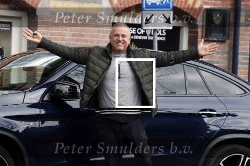 Amsterdam 4 april 2018 
Gordon stapt uit zijn mercedes SUV > Hij is veel kg afgevallen