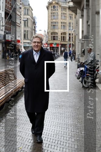 Den Haag 12 maart 2018 
Henk Krol wandelend op straat op weg naar de tweede kamer