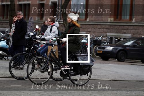 Amsterdam 16 maart 2018  
Luizenmoeder actrice Ilse Warringa met dochter fietsend door Amsterdam zuid.