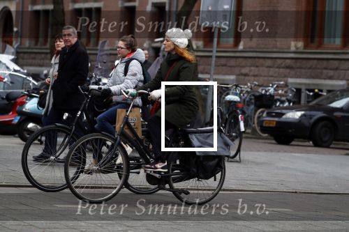 Amsterdam 16 maart 2018  
Luizenmoeder actrice Ilse Warringa met dochter fietsend door Amsterdam zuid.