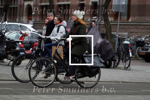 Amsterdam 16 maart 2018  
Luizenmoeder actrice Ilse Warringa met dochter fietsend door Amsterdam zuid.