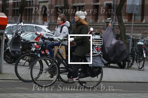 Amsterdam 16 maart 2018  
Luizenmoeder actrice Ilse Warringa met dochter fietsend door Amsterdam zuid.