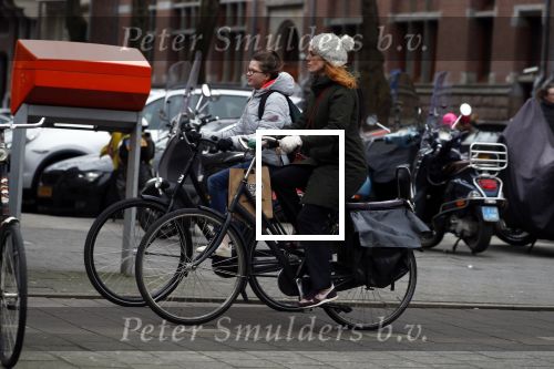 Amsterdam 16 maart 2018  
Luizenmoeder actrice Ilse Warringa met dochter fietsend door Amsterdam zuid.