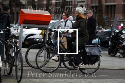 Amsterdam 16 maart 2018  
Luizenmoeder actrice Ilse Warringa met dochter fietsend door Amsterdam zuid.