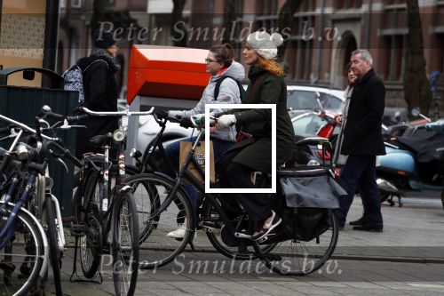 Amsterdam 16 maart 2018  
Luizenmoeder actrice Ilse Warringa met dochter fietsend door Amsterdam zuid.