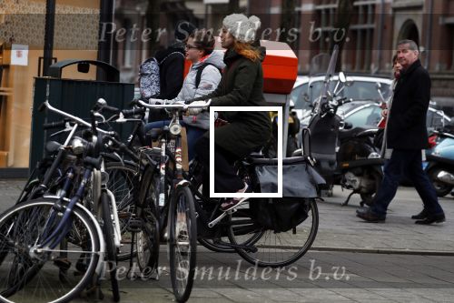 Amsterdam 16 maart 2018  
Luizenmoeder actrice Ilse Warringa met dochter fietsend door Amsterdam zuid.