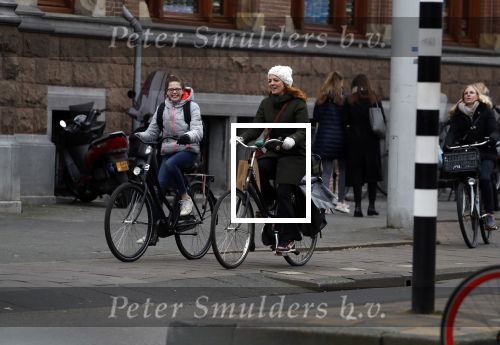 Amsterdam 16 maart 2018  
Luizenmoeder actrice Ilse Warringa met dochter fietsend door Amsterdam zuid.