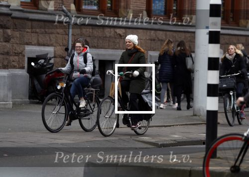 Amsterdam 16 maart 2018  
Luizenmoeder actrice Ilse Warringa met dochter fietsend door Amsterdam zuid.