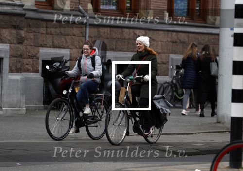 Amsterdam 16 maart 2018  
Luizenmoeder actrice Ilse Warringa met dochter fietsend door Amsterdam zuid.