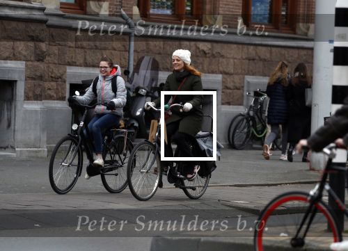 Amsterdam 16 maart 2018  
Luizenmoeder actrice Ilse Warringa met dochter fietsend door Amsterdam zuid.