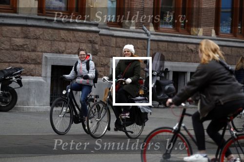 Amsterdam 16 maart 2018  
Luizenmoeder actrice Ilse Warringa met dochter fietsend door Amsterdam zuid.
