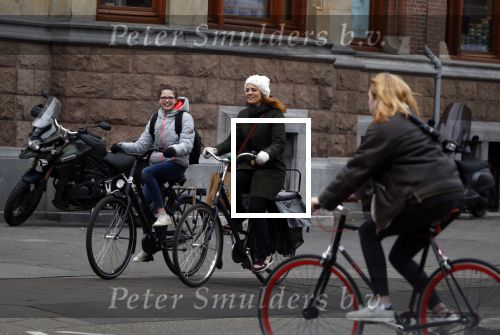Amsterdam 16 maart 2018  
Luizenmoeder actrice Ilse Warringa met dochter fietsend door Amsterdam zuid.