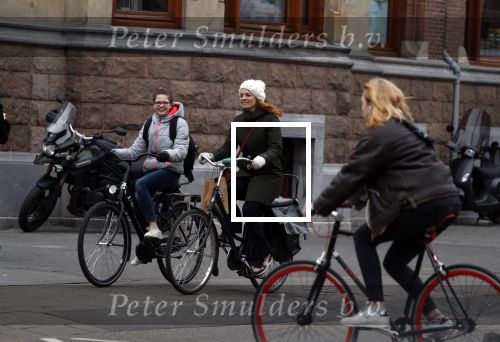 Amsterdam 16 maart 2018  
Luizenmoeder actrice Ilse Warringa met dochter fietsend door Amsterdam zuid.