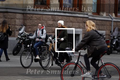 Amsterdam 16 maart 2018  
Luizenmoeder actrice Ilse Warringa met dochter fietsend door Amsterdam zuid.