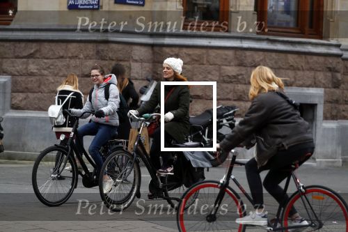 Amsterdam 16 maart 2018  
Luizenmoeder actrice Ilse Warringa met dochter fietsend door Amsterdam zuid.