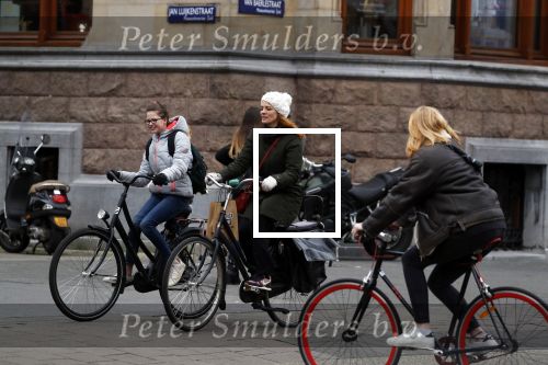 Amsterdam 16 maart 2018  
Luizenmoeder actrice Ilse Warringa met dochter fietsend door Amsterdam zuid.