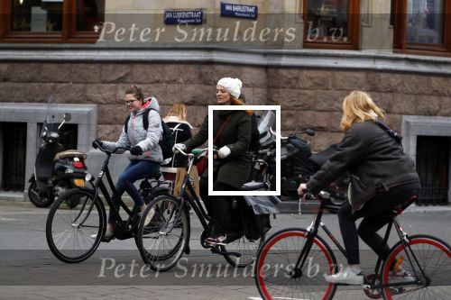 Amsterdam 16 maart 2018  
Luizenmoeder actrice Ilse Warringa met dochter fietsend door Amsterdam zuid.