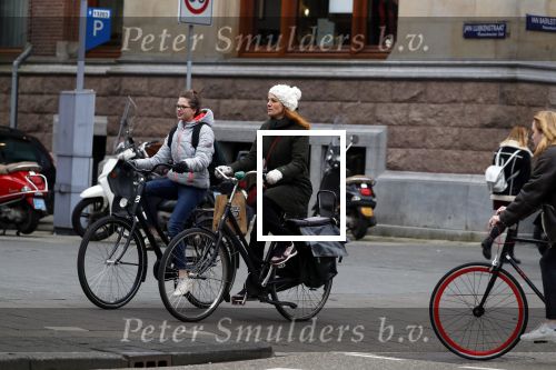 Amsterdam 16 maart 2018  
Luizenmoeder actrice Ilse Warringa met dochter fietsend door Amsterdam zuid.