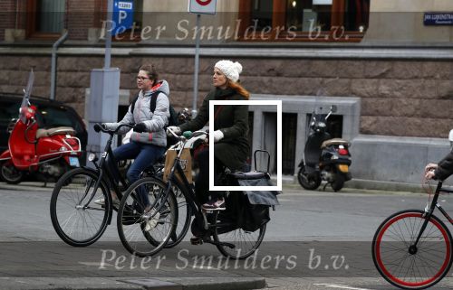Amsterdam 16 maart 2018  
Luizenmoeder actrice Ilse Warringa met dochter fietsend door Amsterdam zuid.