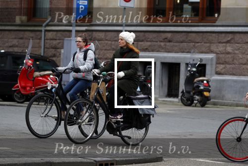 Amsterdam 16 maart 2018  
Luizenmoeder actrice Ilse Warringa met dochter fietsend door Amsterdam zuid.