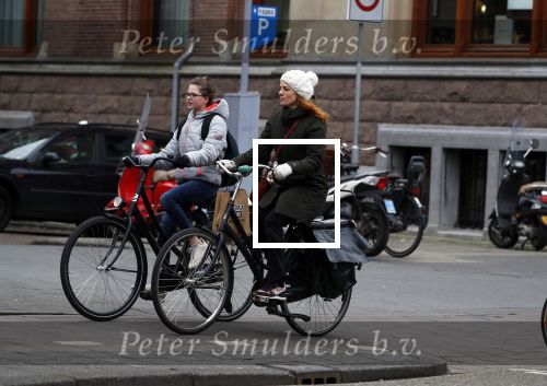 Amsterdam 16 maart 2018  
Luizenmoeder actrice Ilse Warringa met dochter fietsend door Amsterdam zuid.