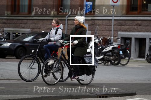 Amsterdam 16 maart 2018  
Luizenmoeder actrice Ilse Warringa met dochter fietsend door Amsterdam zuid.