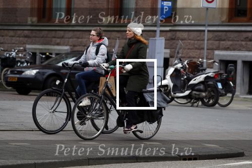 Amsterdam 16 maart 2018  
Luizenmoeder actrice Ilse Warringa met dochter fietsend door Amsterdam zuid.