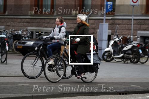 Amsterdam 16 maart 2018  
Luizenmoeder actrice Ilse Warringa met dochter fietsend door Amsterdam zuid.