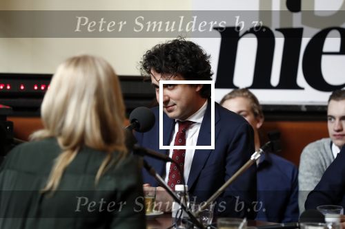 Den Haag 12 maart 2018
Fractievoorzitters Klaas Dijkhoff (VVD), Jesse Klaver (Groen Links), Lilian Marijnissen (SP) en Thierry Baudet (FvD) zijn met elkaar in gesprek in het Libelle Nieuwscafe ( Dudok)