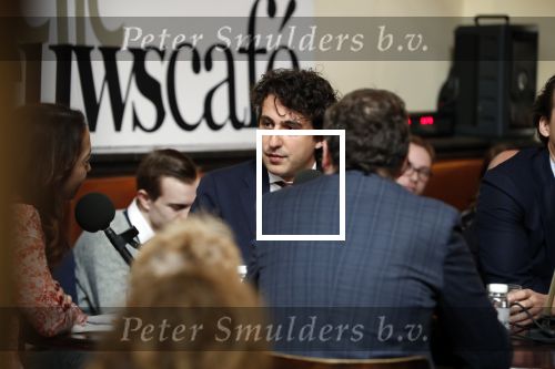Den Haag 12 maart 2018
Fractievoorzitters Klaas Dijkhoff (VVD), Jesse Klaver (Groen Links), Lilian Marijnissen (SP) en Thierry Baudet (FvD) zijn met elkaar in gesprek in het Libelle Nieuwscafe ( Dudok)