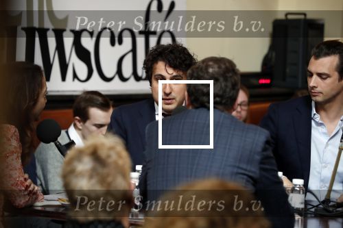 Den Haag 12 maart 2018
Fractievoorzitters Klaas Dijkhoff (VVD), Jesse Klaver (Groen Links), Lilian Marijnissen (SP) en Thierry Baudet (FvD) zijn met elkaar in gesprek in het Libelle Nieuwscafe ( Dudok)