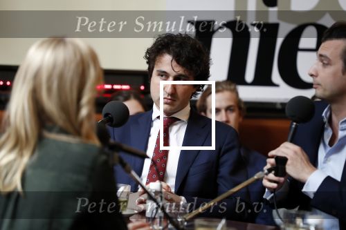 Den Haag 12 maart 2018
Fractievoorzitters Klaas Dijkhoff (VVD), Jesse Klaver (Groen Links), Lilian Marijnissen (SP) en Thierry Baudet (FvD) zijn met elkaar in gesprek in het Libelle Nieuwscafe ( Dudok)